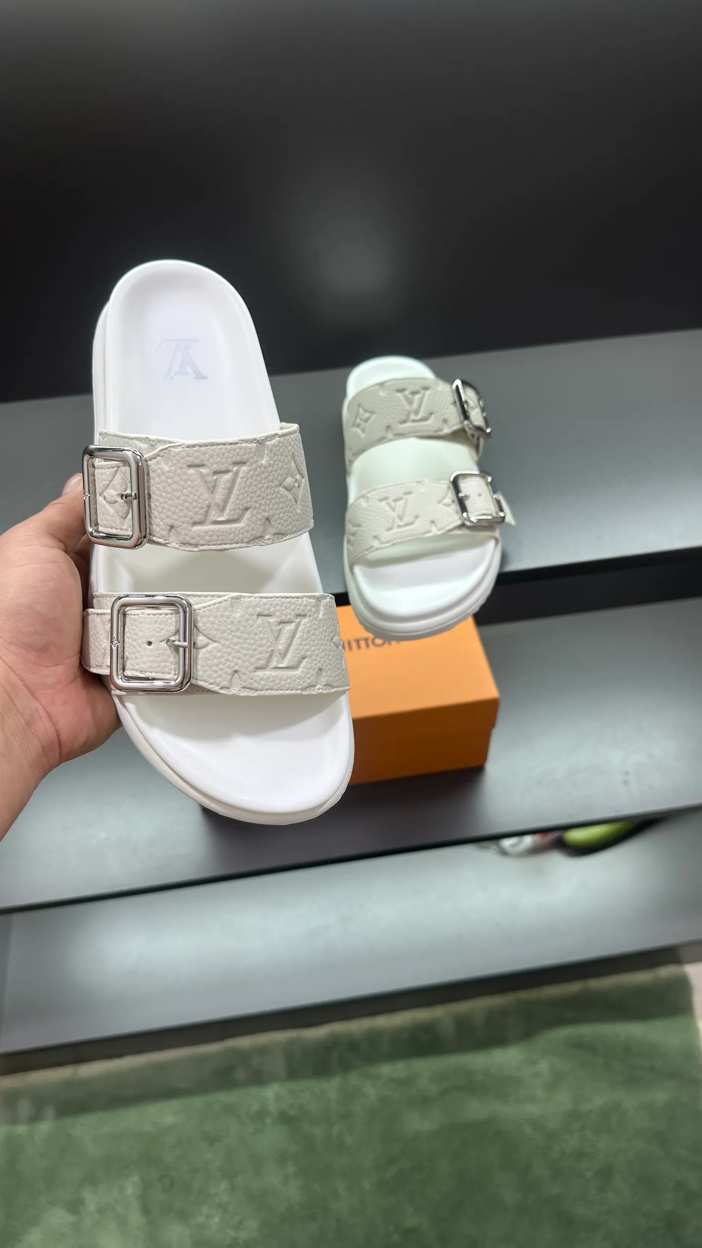P340 🔍LV Men's Spring and Summer Slippers Counter Synchronization. The uppers are imported cowhide fabrics from Italy, with logo graphics and high-quality craftsmanship. Soles: original soles specially provided by the original factory. Exclusive movable molded soles are super comfortable. Original factory follow-up orders. 🔍🔍High quality. You can enter and leave the counter at will. Welcome to compare. Code number 38-45 No. 058